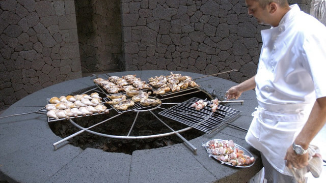 作死老外在火山口烧烤,引无数人围观!火山:我不要面子的