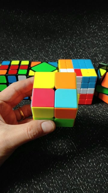 二阶魔方复原顶层必学的小鱼1公式:下右上右下右右上.