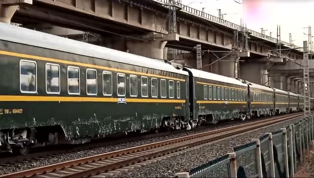 中国铁路:车底满是结冰的z282次列车,网友:这壮观难得一见!