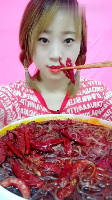 最近这个吃货小姐姐火了!今天吃的米线,看着就渗人!
