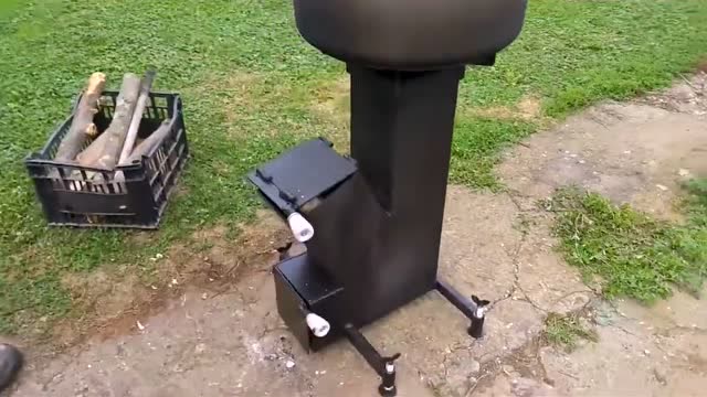 牛人自制的火箭炉几根木头就能做一顿饭,太省钱了