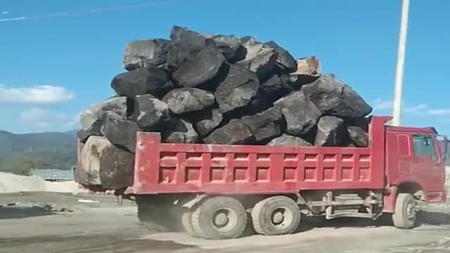 大货车司机对自己太狠了,拉这么多石头,不伤车吗?