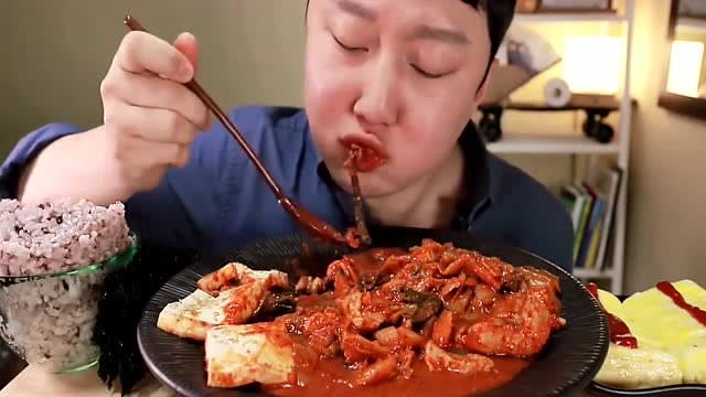 韩国人吃东西真够猛的,往嘴里使劲塞,吃相诱人