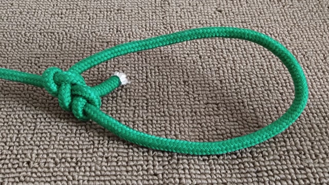 消防员常用的一种"单套腰结"快速缠绕手法