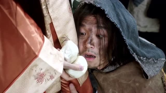 唐伯虎点秋香:唐伯虎假扮乞丐向秋香乞讨,瞬间感动落泪