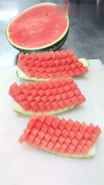 为什么ktv果盘这么贵?看完切西瓜的这一幕,我终于知道了!