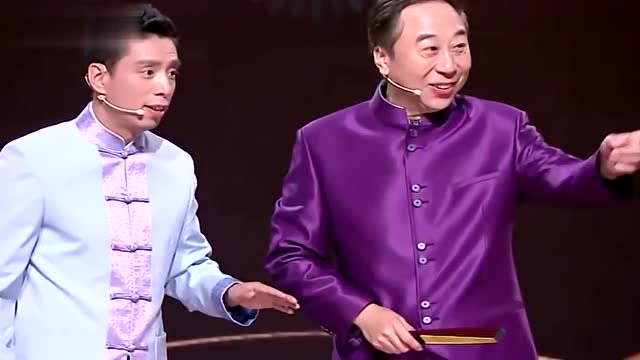 冯巩与贾旭明一本正经的比"二"结果被呛得,半天没反应过来