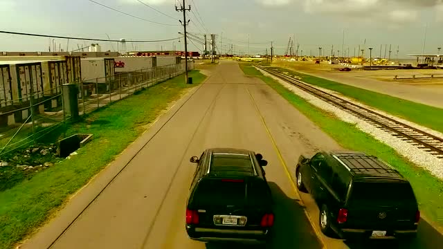 珍宝大战:装甲车中的男子还不知道外面发生了什么