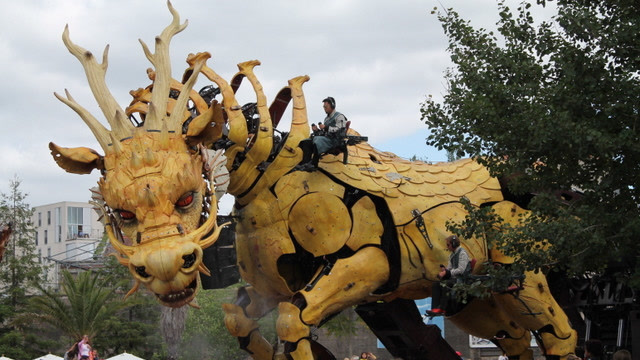 法国街头惊现一头"中国龙",身高12米重47吨,嘴巴还会喷火!