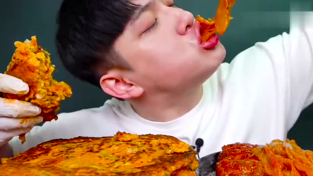 韩国型男大口吃泡菜饼,小哥这大嘴吃自助餐去绝对不亏,真能塞