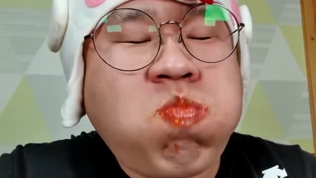韩国吃货胖子,吃香辣鸡腿辣炒年糕和紫菜饭团,胖子吃饭真好笑