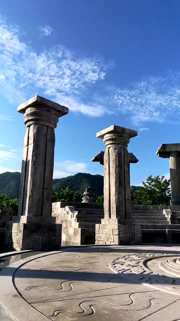 这个石雕建筑,有点古代风韵,很特别!