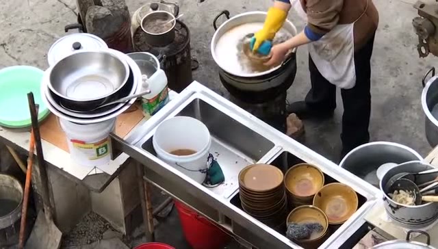 论餐厅洗碗的日常 如果洗洁精好 那他为什么要带手套?