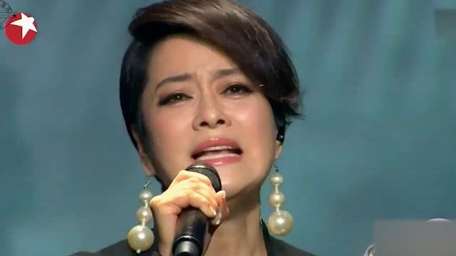 毛阿敏气场全开!当着影视圈大佬明星,要求音响师关掉音乐清唱!