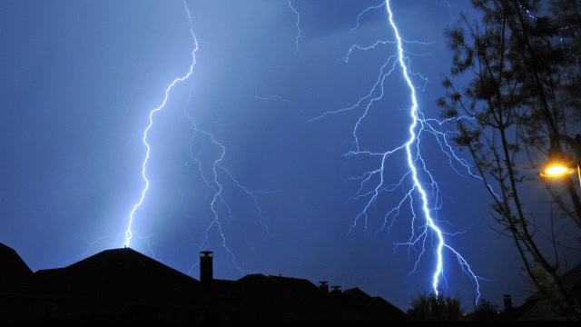 打雷时一道闪电劈进大海,海里的鱼会怎么样?吃货:能不能烤熟啊?