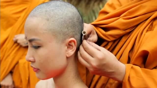 美女看破红尘剃度出家可惜如此绝世成了尼姑