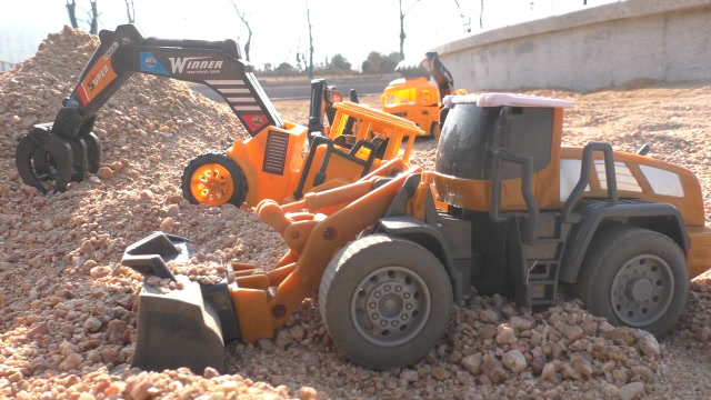 车轮式装载机户外模拟铲沙作业表演