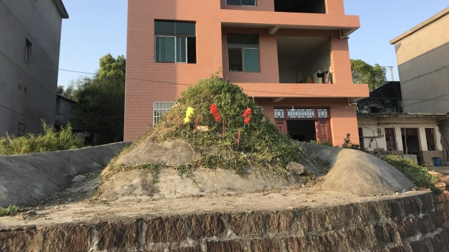 上饶悲催民房前后都有坟墓 房东:"无奈!他们还扩建了"
