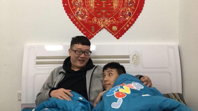 洞房时,新娘扭扭捏捏,新郎才发现对方是男人,结局新郎做法暖心