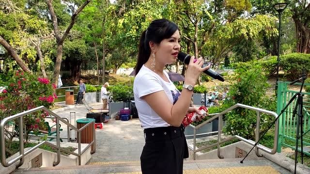 街头艺人小红翻唱一首情歌《亲爱的你在哪里》好听极了