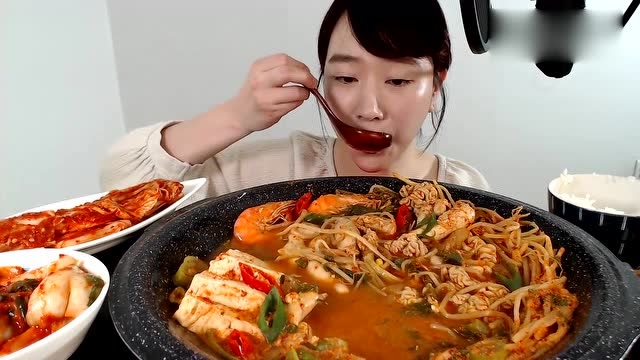 美女端着一大锅炖菜,配着米饭泡菜,愣是吃完了一锅厉害