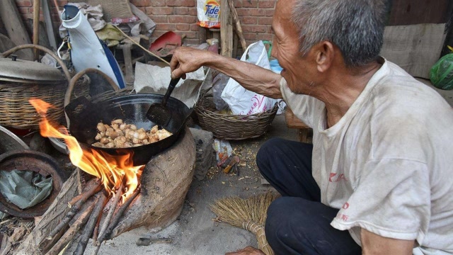 烧土锅做饭会污染环境? 农民这么反问让专家无言以对