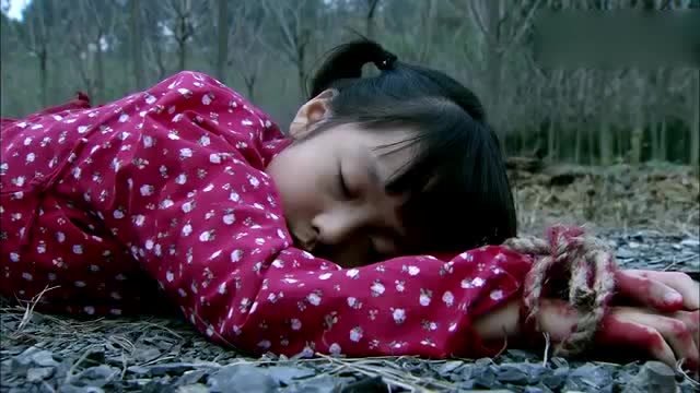 军官看到鬼子随意虐杀小女孩,感到无比愤怒,他直接开枪枪杀鬼子