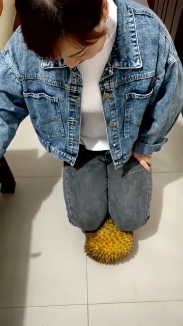 作为一个男人让女人跪榴莲,太给男人长脸了,哈哈!