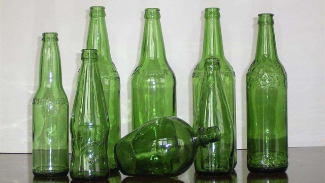 啤酒瓶能弯曲?这个方式简单到让人崩溃!网友:我为啥没想到?