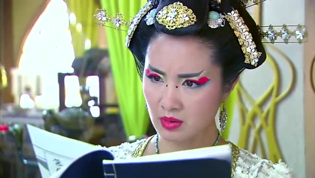 天天有喜:灵千幻在藏书阁里翻书籍,似乎有什么心事