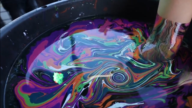 作死老外把手臂放进水转印里,秒变花臂,洗不掉可怎么办?