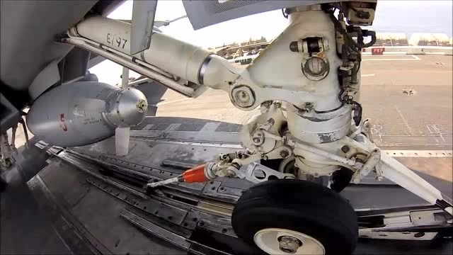 从第一视角看舰载机起落架挂载蒸汽弹射器