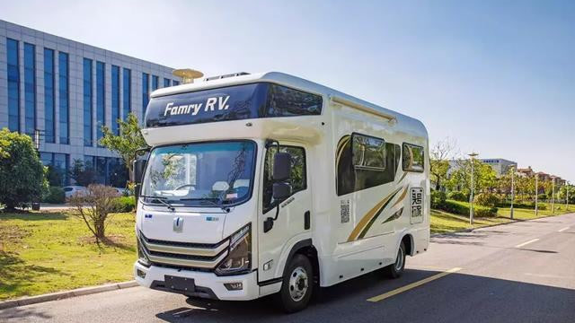 最实用油电混动增程式房车25度电足够各种电器安心使用