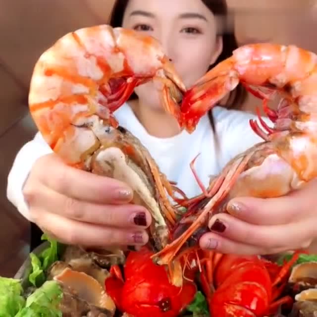 海鲜美食吃播:小姐姐吃大虾,这热气腾腾的一枚,看着就想吃!