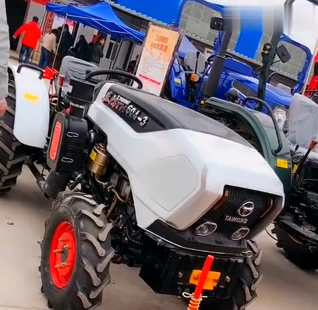 不管你是奔驰还是宝马,我就是要开这台拖拉机,太拉风了!