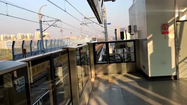 南京地铁1号线列车天印大道站往迈皋桥方向进站感受它的制动