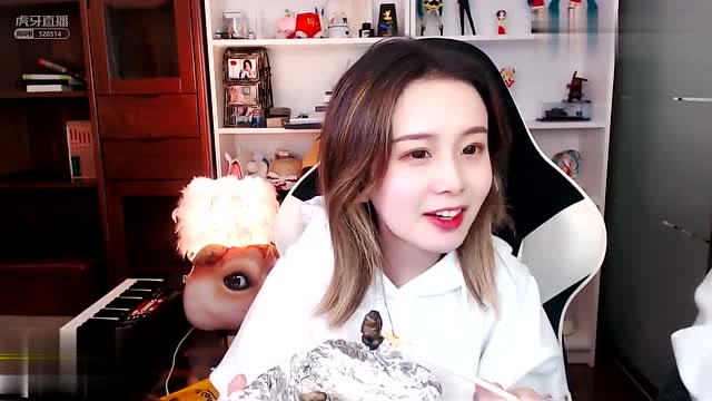 "女装大佬"轩墨宝宝和女友在直播间拍卖"鸡屁股",肯定很美味