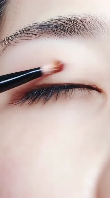 花了几十万做的双眼皮,只能用牙签撑着
