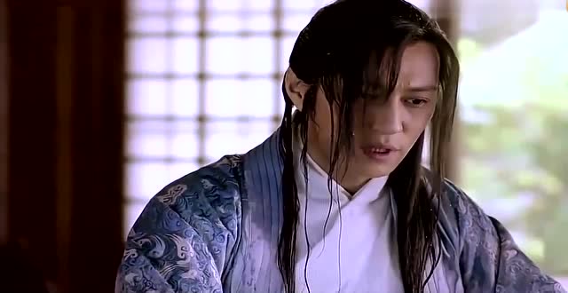 飞流把水泼在了蔺晨身上,蔺晨要被气疯了,梅长苏居然还一直笑