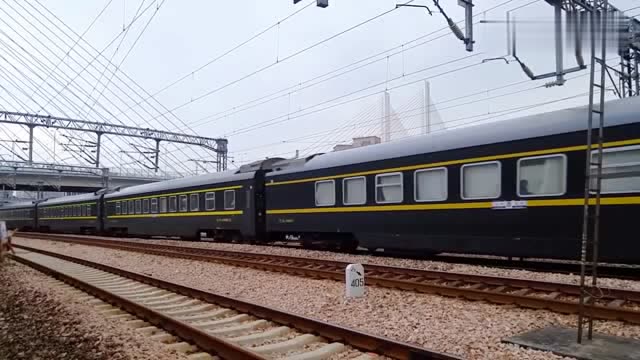 杭州至北京中途只停2站 hxd3d牵引z10次列车快速通过艮山门