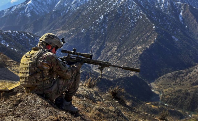 为什么狙击手上战场带吃的,不带消声器?专家:为了一击致命