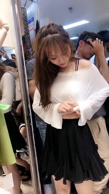 这妹子是高手,这样换衣服,不尴尬吗?