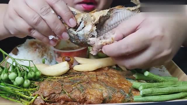 泰国吃货胖妞吃香辣鱼,鱼肉肥嫩鲜美,直接用手抓着吃,过瘾