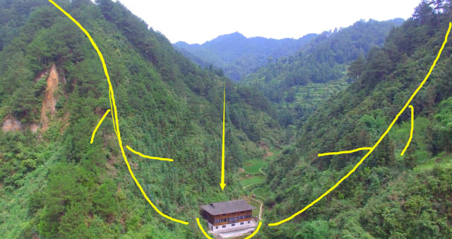 航拍贵州农村一户人家,处在两条大龙脉之间,少见的风水宝地