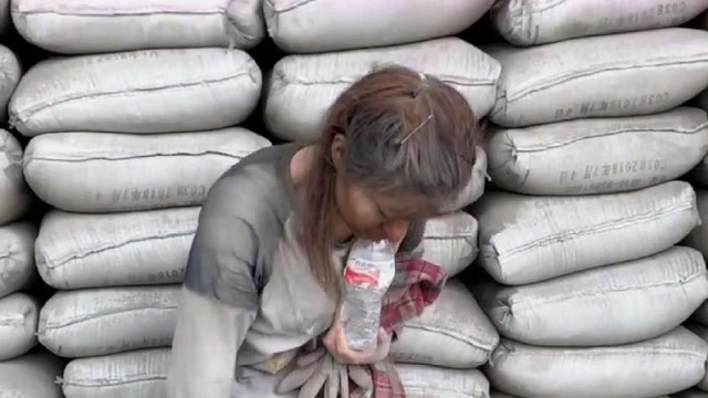 水泥妹辛苦搬了一墙水泥,挣得了两百块钱,这钱挣得干净!