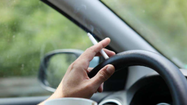 开车抽烟是关着车窗好还是开车窗好?