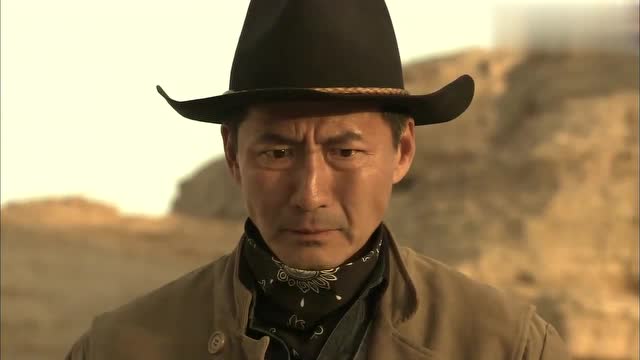 大漠枪神:燕双鹰在老伙计墓前,发现步鹰遗物,发誓为师父报仇