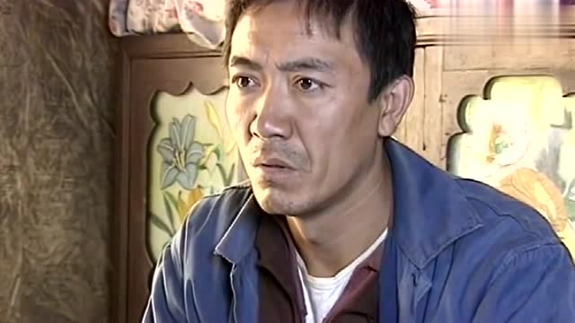 拉帮套的朱四和七哥同给七嫂递酒,七嫂接了朱四的,七哥眼神亮了