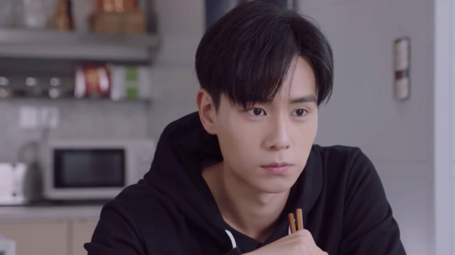 佟年和吴白走太近,gun神吃醋狂虐吴白,吴白委屈求助大嫂