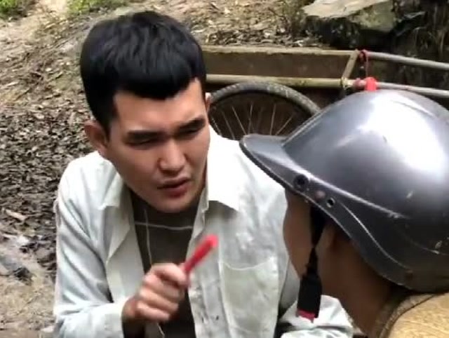 广西仔搞笑剧,吃猪脑考试得一百分,看完就想笑